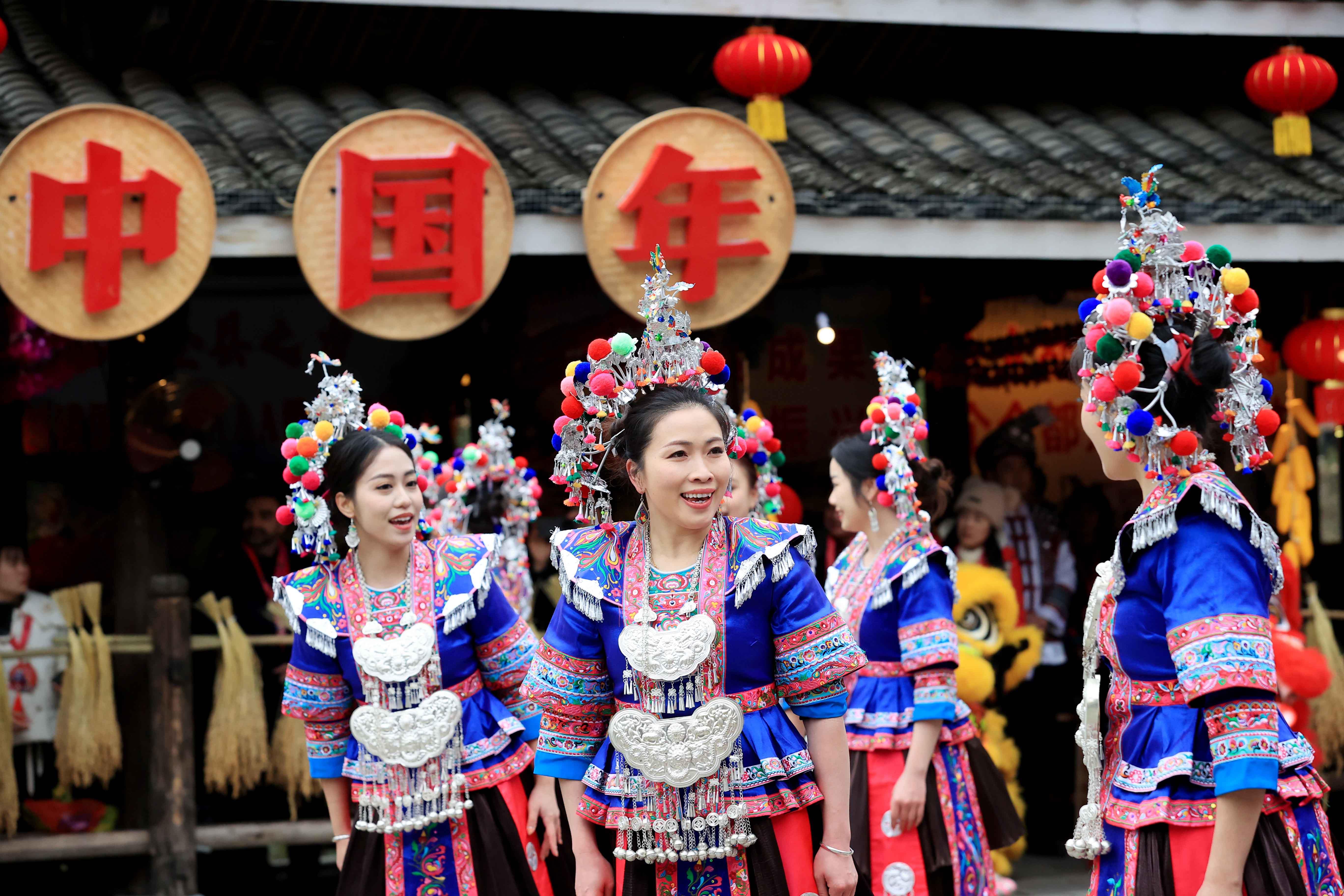 △2024年2月3日，在廣西柳州三江侗族自治縣林溪鎮(zhèn)程陽(yáng)八寨景區(qū)，“村晚”紅紅火火進(jìn)行。