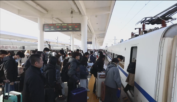 景德鎮(zhèn)北站的旅客陸續(xù)登上回家的列車。中國鐵路南昌局供圖