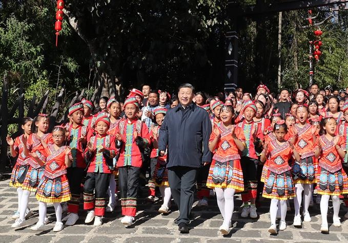 △2020年1月19日，習(xí)近平總書(shū)記來(lái)到云南騰沖市清水鄉(xiāng)三家村中寨司莫拉佤族村看望鄉(xiāng)親們。告別時(shí)，鄉(xiāng)親們唱著《阿佤人民唱新歌》，簇?fù)碇倳?shū)記走出村口，歌聲笑聲在村寨久久回蕩。