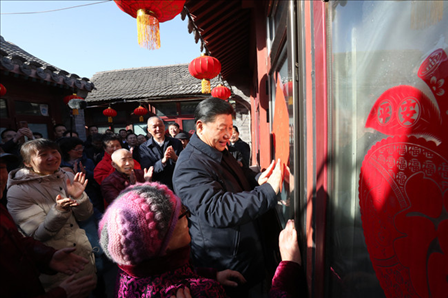 2019年2月1日上午，習近平總書記在前門東區(qū)草廠四條胡同32號院，高興地拿起一幅“福”字，親自貼到門上，給這里的老街坊們拜年。新華社記者鞠鵬攝