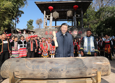 2020年1月19日下午，習近平總書記在騰沖市清水鄉(xiāng)三家村中寨司莫拉佤族村廣場上，敲響三聲佤族木鼓，祝福來年風調(diào)雨順、國泰民安。新華社記者 鞠鵬 攝