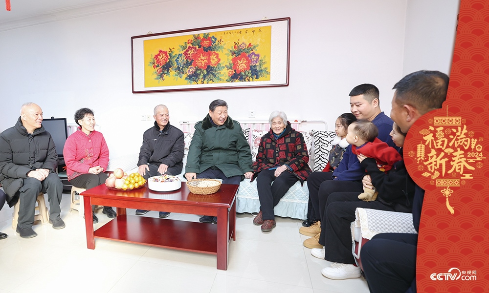 2024年2月1日，習(xí)近平總書記在天津市西青區(qū)辛口鎮(zhèn)第六埠村考察時(shí)，同村民杜洪剛一家人親切拉家常。