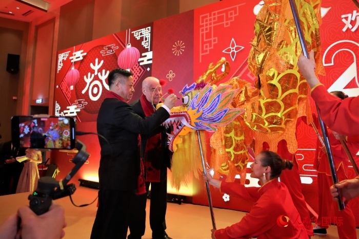 張漢暉（左）、施威特科（右）共同為彩龍點(diǎn)睛。于子恒攝