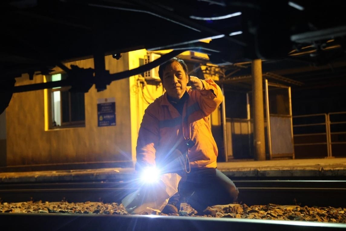 凌晨2點(diǎn)，李金饒正在檢查關(guān)門車。陸佳駿攝