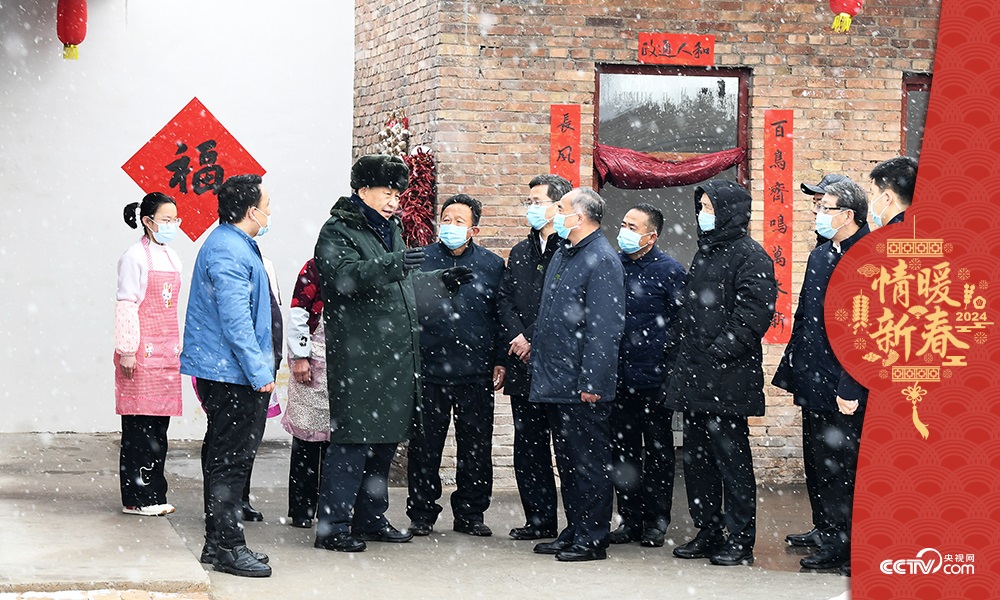 2022年1月26日，習近平總書記在山西馮南垣村受災村民師紅兵家看望。