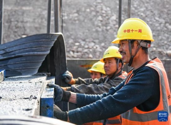 2月13日，在四川省通江縣青峪口水庫建設(shè)現(xiàn)場，中鐵十一局的工人正在進(jìn)行混凝土縱向圍堰施工。