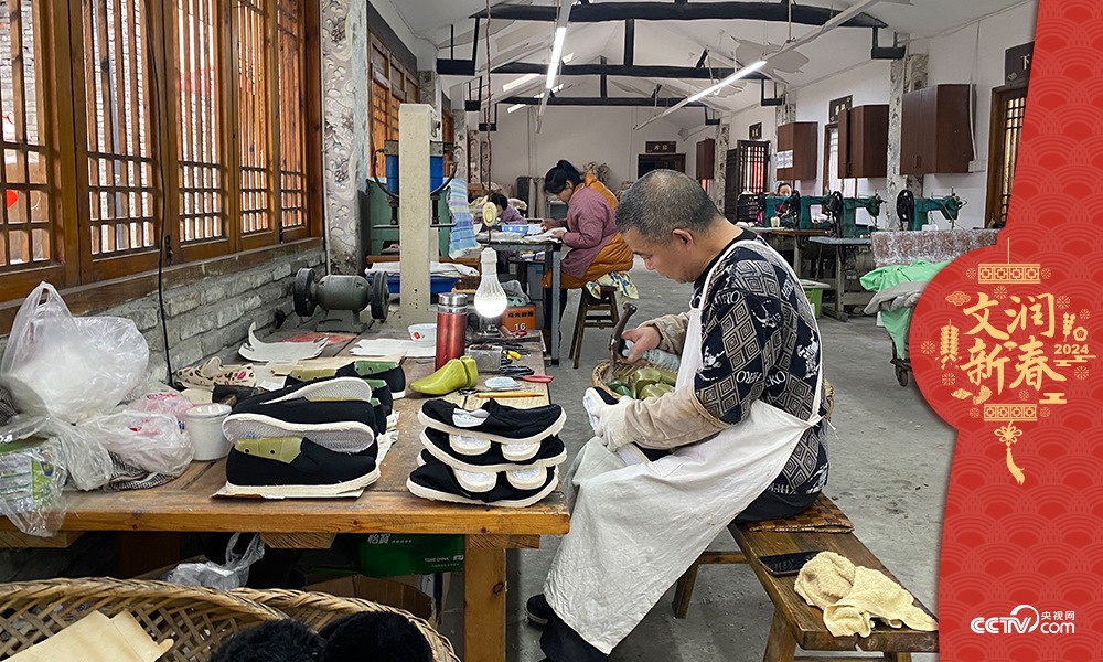 唐昌布鞋坊內(nèi)的工人正在趕制布鞋。王凡攝