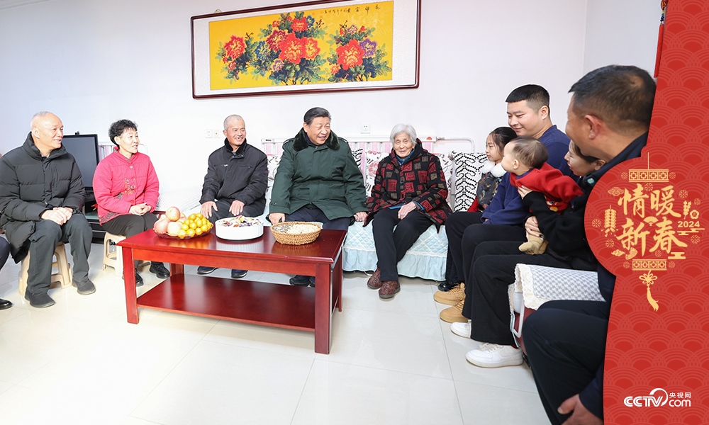 2024年2月1日，習近平總書記在天津第六埠村考察時，同村民杜洪剛一家人親切拉家常。