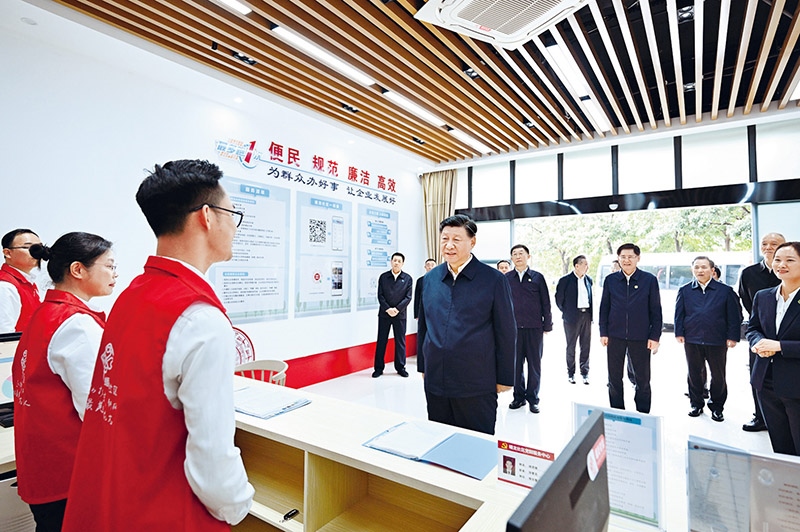 2023年12月14日至15日，中共中央總書記、國家主席、中央軍委主席習(xí)近平在廣西考察。這是14日上午，習(xí)近平在南寧市良慶區(qū)蟠龍社區(qū)黨群服務(wù)中心考察。 新華社記者 燕雁/攝