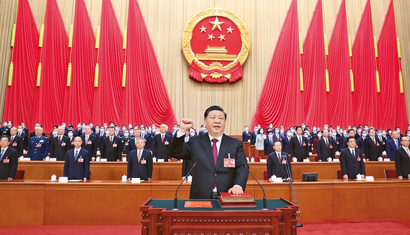 2023年3月10日，十四屆全國人大一次會議在北京人民大會堂舉行第三次全體會議。習(xí)近平全票當選中華人民共和國主席、中華人民共和國中央軍事委員會主席。這是習(xí)近平進行憲法宣誓。 新華社記者 鞠鵬/攝