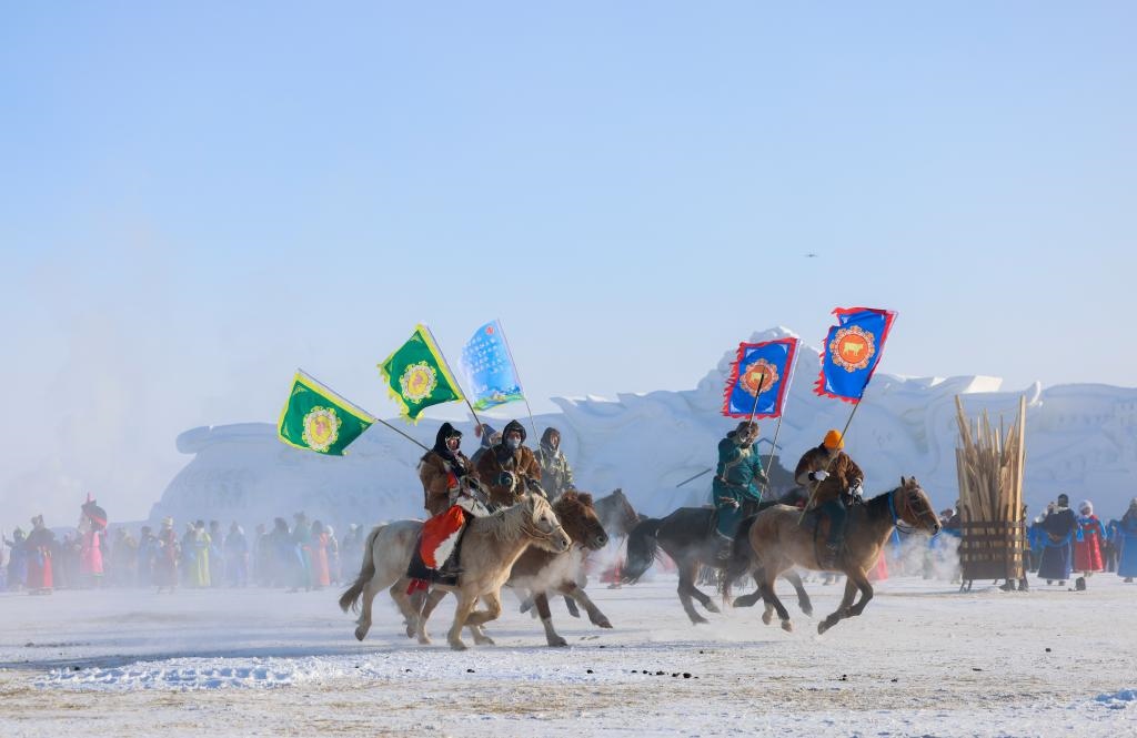 賽馬選手在內(nèi)蒙古自治區(qū)第二十屆冰雪那達(dá)慕開幕式上入場(chǎng)（2023年12月17日攝）。新華社記者 王楷焱 攝