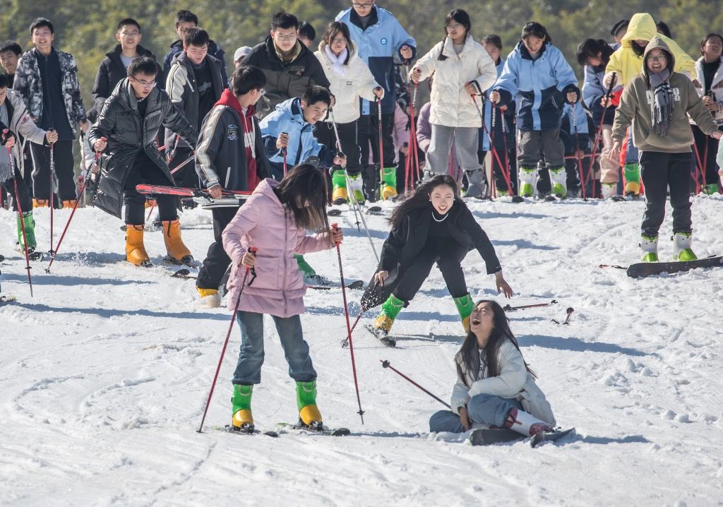游客在重慶市南川區(qū)金佛山北坡滑雪場(chǎng)滑雪（2023年11月22日攝）。新華社發(fā)（瞿明斌攝）