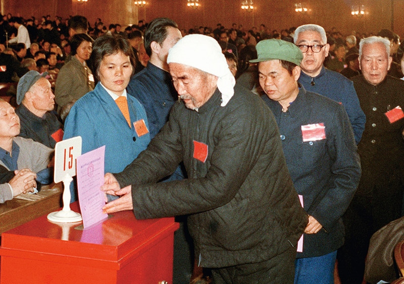 我國現(xiàn)行憲法于1982年12月4日由第五屆全國人大第五次會議通過并公布施行。根據(jù)改革開放和社會主義現(xiàn)代化建設(shè)的實踐和發(fā)展，全國人大于1988年、1993年、1999年、2004年、2018年先后5次作出必要的、也是十分重要的修正。圖為出席第五屆全國人民代表大會第五次會議的代表投票表決《中華人民共和國憲法》（資料照片）。 新華社發(fā)