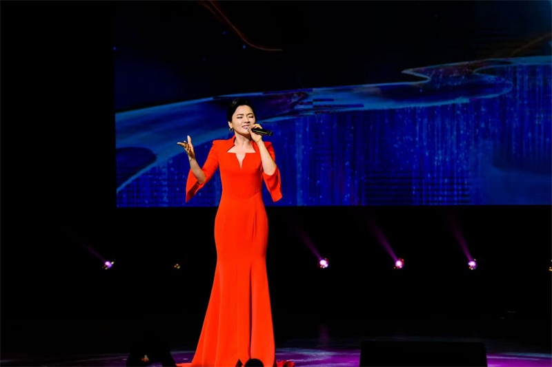女高音歌唱家陳思思演唱《但愿人長(zhǎng)久》。趙 靖攝