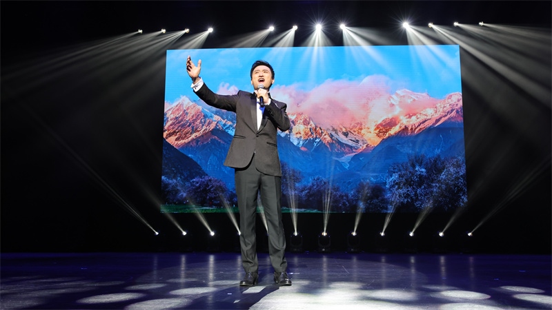 中國(guó)鐵路文工團(tuán)獨(dú)唱演員、第十二屆中國(guó)音樂金鐘獎(jiǎng)聲樂（民族）唱法金獎(jiǎng)獲得者馬小明演唱歌曲《天路》。張凱攝