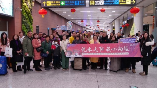 2月11日，一批馬來西亞游客抵達(dá)沈陽桃仙國際機場。新華社發(fā)