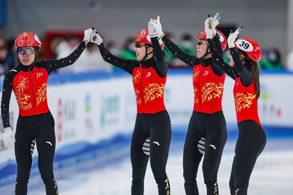 2月18日，黑龍江隊選手徐愛麗（左一）、臧一澤（左二）、范可新（右二）、王欣然在奪冠后向觀眾致意。新華社記者 黃偉 攝