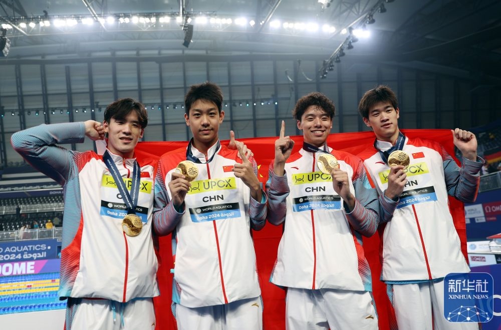 2月11日，2024年多哈游泳世錦賽男子4×100米自由泳接力決賽，中國隊選手王浩宇、張展碩、季新杰和潘展樂（從左到右）在頒獎儀式后合影慶祝。新華社記者 雒圓 攝