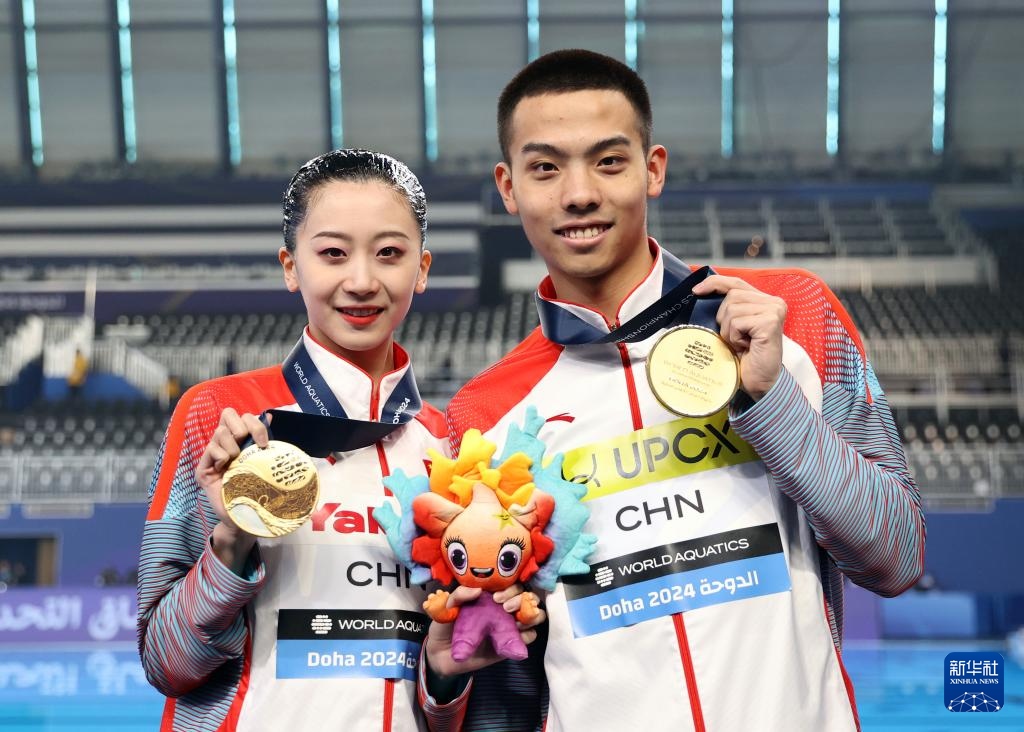 2月10日，2024年多哈游泳世錦賽花樣游泳混合雙人自由自選決賽，程文濤（左）/石浩玙在頒獎儀式后合影。新華社記者 雒圓 攝