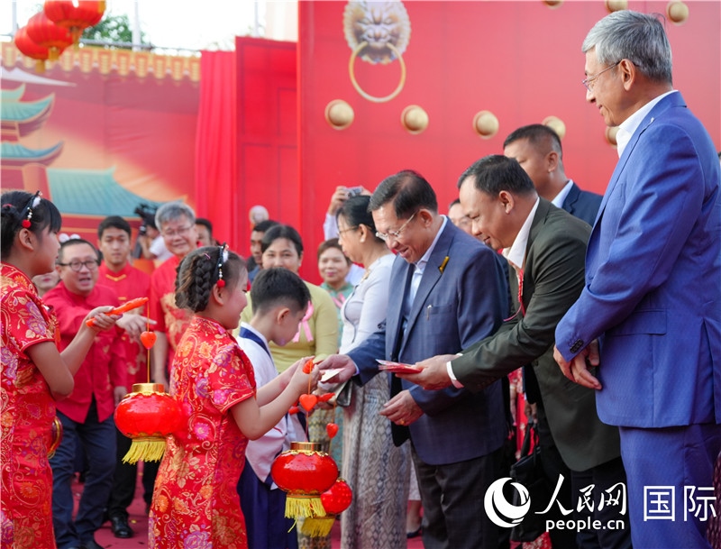 在活動(dòng)現(xiàn)場(chǎng)，敏昂萊主席夫婦根據(jù)當(dāng)?shù)貍鹘y(tǒng)向兒童送祝福1-人民網(wǎng)記者謝佳君攝