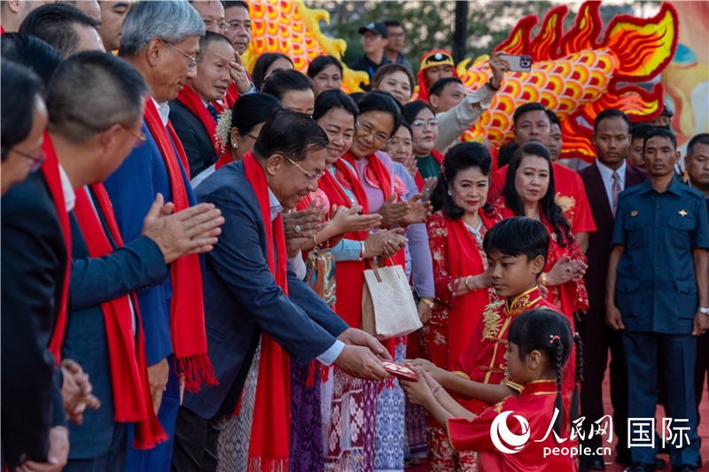在活動(dòng)現(xiàn)場(chǎng)，敏昂萊主席根據(jù)當(dāng)?shù)貍鹘y(tǒng)向兒童送祝福2-人民網(wǎng)記者謝佳君攝