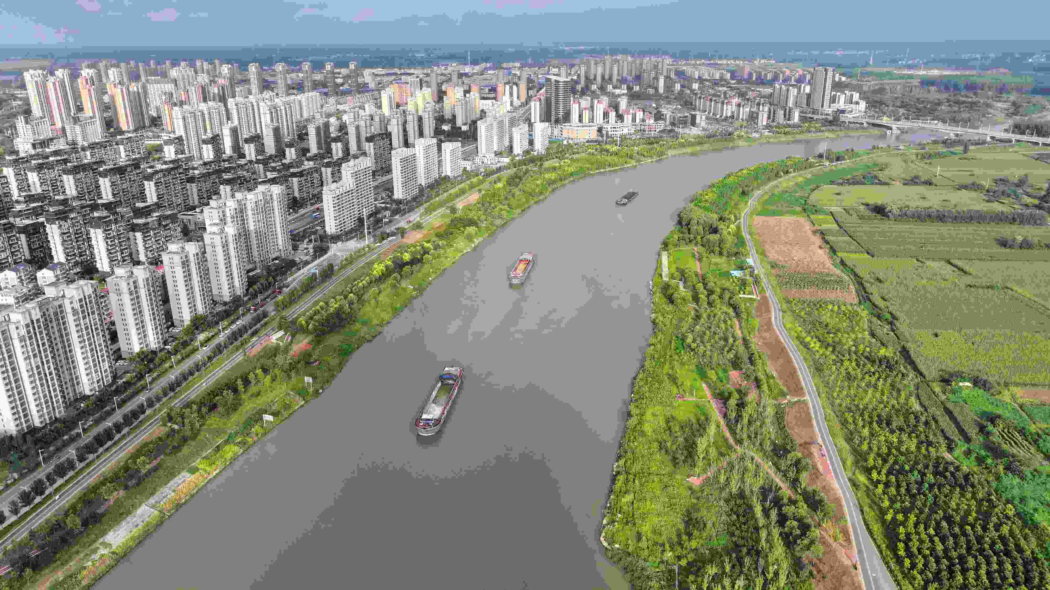 △ 2023年8月21日，安徽阜陽，初秋時節(jié)，界首城市建設與沙潁河水系、橋梁和綠植相映襯，構成一幅生態(tài)宜居的美麗畫卷。