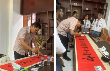 茍皓東展示中國書法藝術(shù)。巴陵康孔子學(xué)院供圖