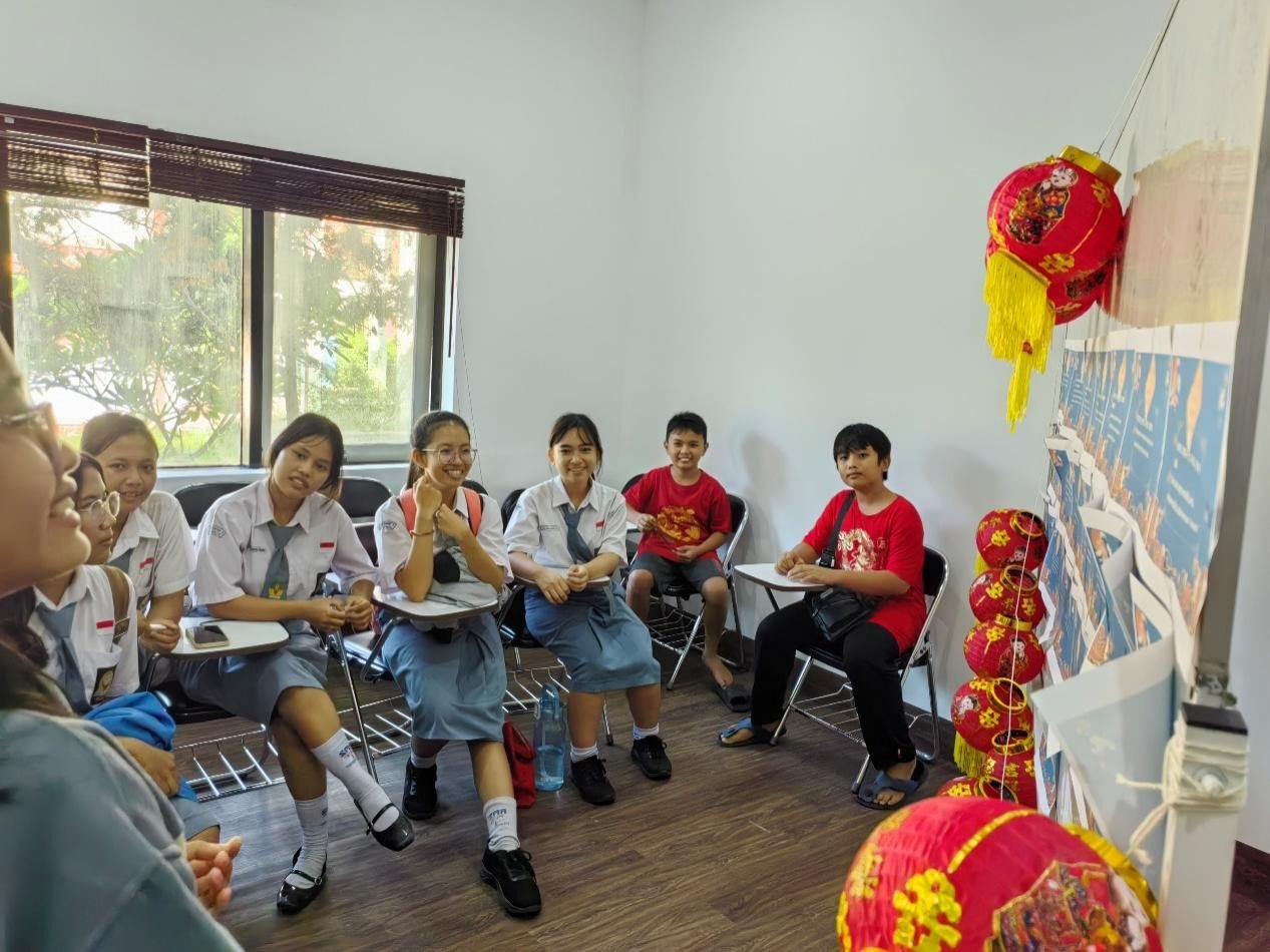 學(xué)生們踴躍參與猜燈謎活動(dòng)。巴陵康孔子學(xué)院供圖