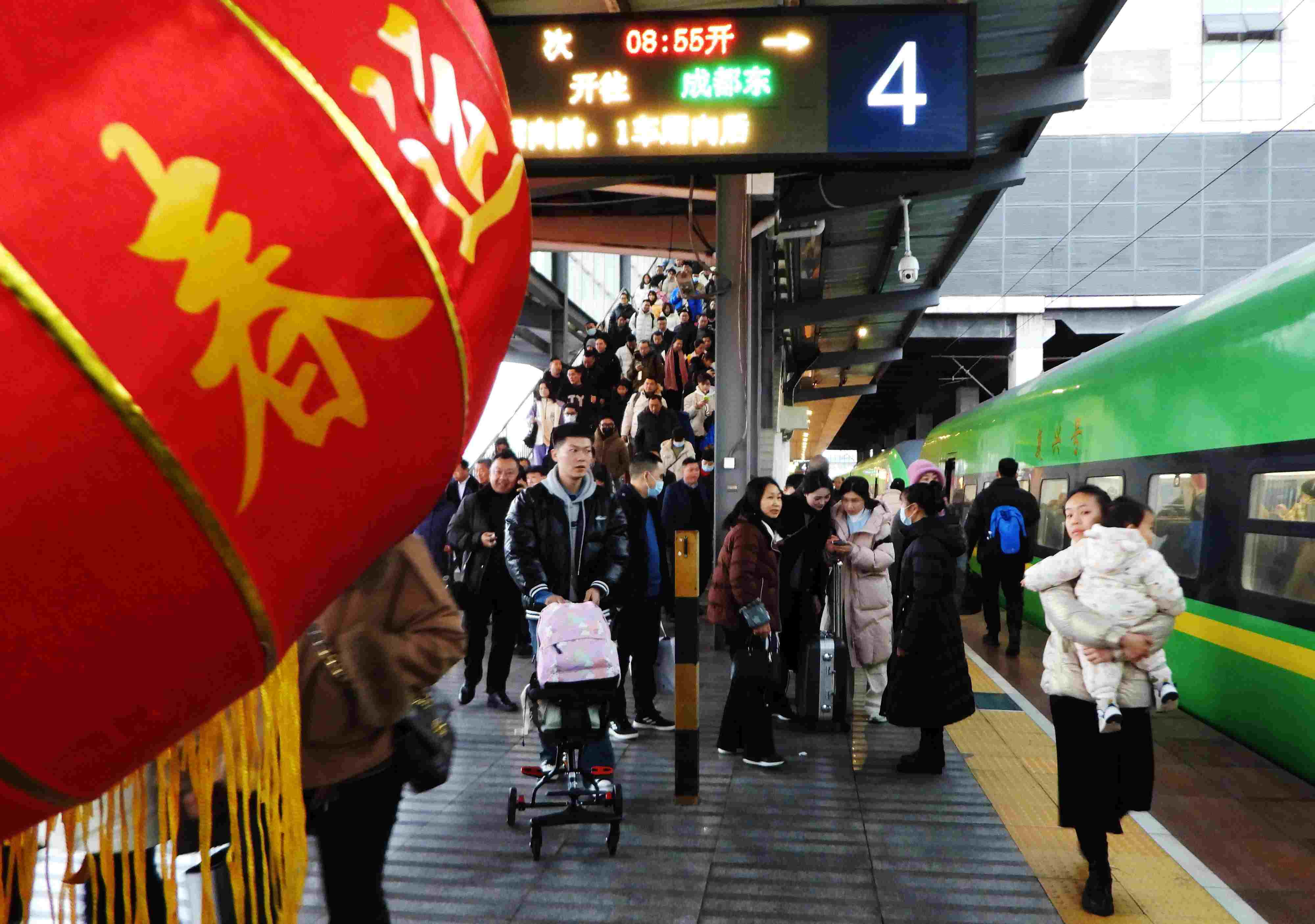 △ 2024年1月26日，四川省達州市車站，準備乘坐“復興號”動車組列車出行的旅客。