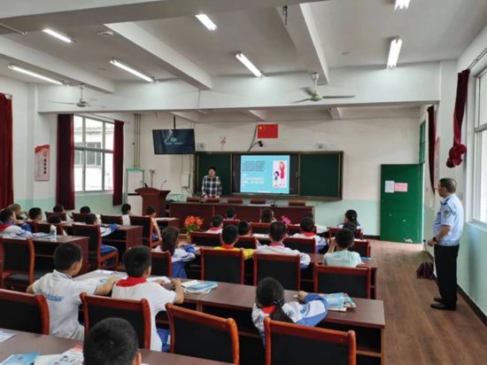 安全知識(shí)宣傳進(jìn)校園。將樂縣農(nóng)業(yè)農(nóng)村局供圖