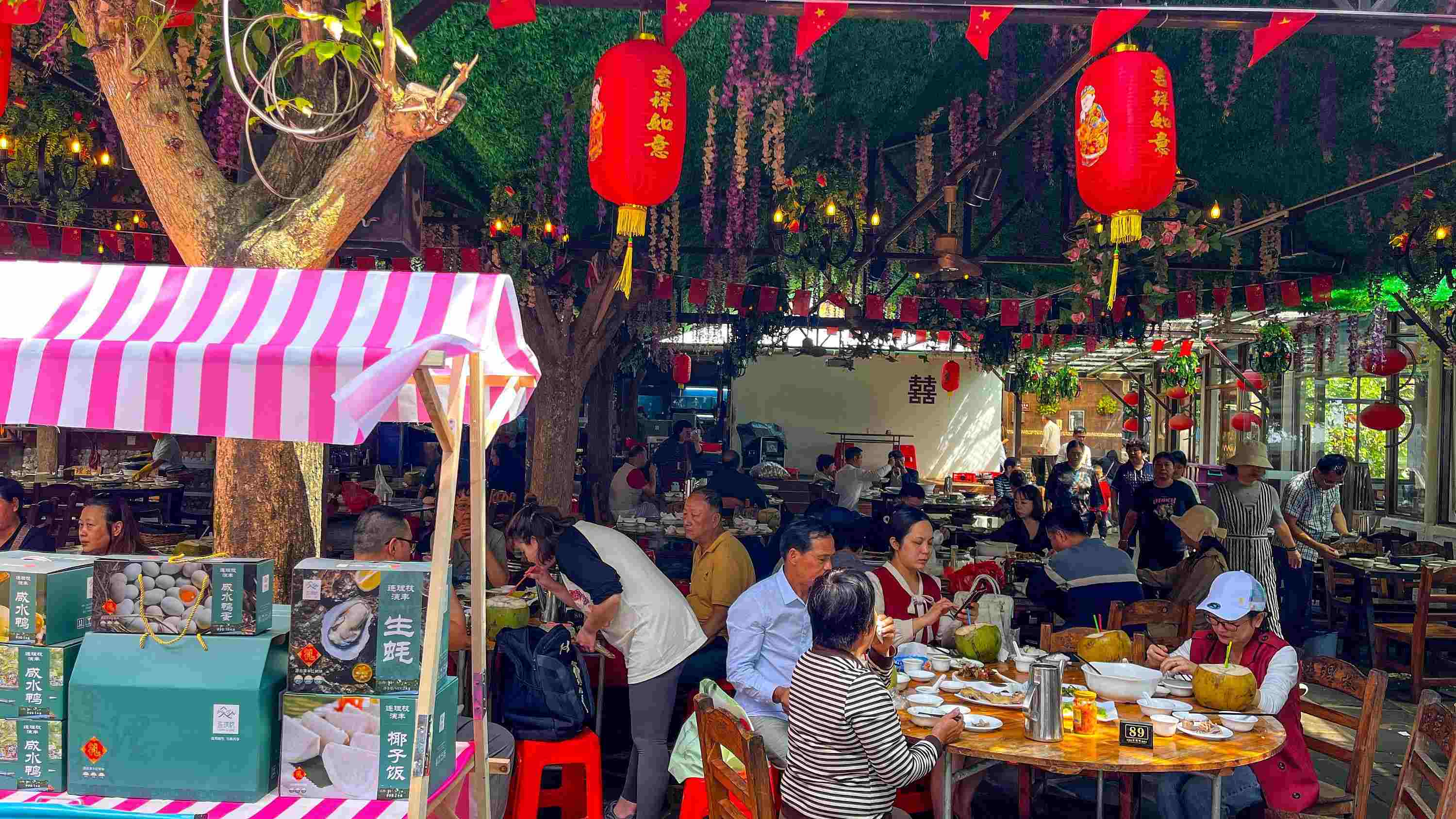 △ 2024年2月17日，春節(jié)假期最后一天，?？卩l(xiāng)村旅游持續(xù)火爆，眾多游客前往漁家樂品嘗特色海鮮和鄉(xiāng)村美食。