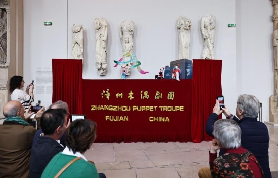 2月10日，在位于法國巴黎埃菲爾鐵塔附近的“建筑與遺產(chǎn)之城”博物館，觀眾欣賞漳州布袋木偶戲。新華社記者高靜攝