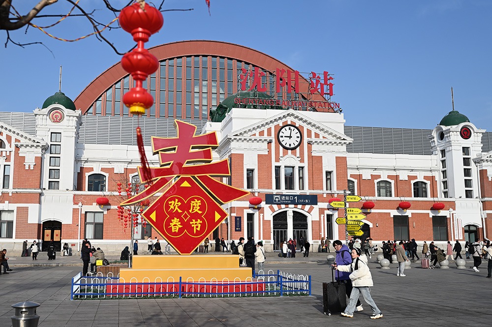 △ 2024年2月17日，沈陽站，人們拉著大大小小的行李箱，踏上了龍年新征程。
