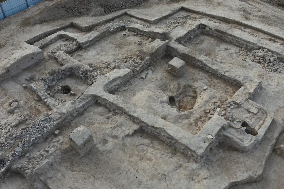 這是都蘭熱水墓群北一區(qū)M37號（“羊圈墓”）的祭祀建筑全景。