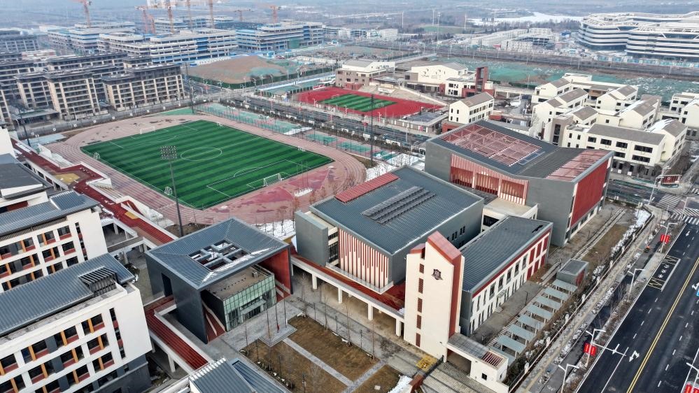 北京四中雄安校區(qū)和雄安史家胡同小學(xué)（2月6日攝，無人機照片）。新華社記者 牟宇 攝
