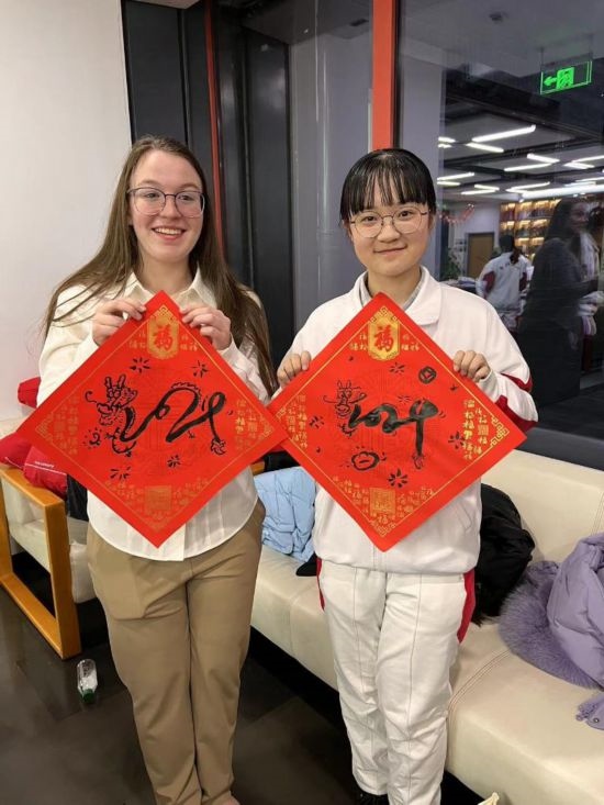 1月下旬，馬斯卡廷中學(xué)訪華代表團(tuán)學(xué)生在北京同中國青少年交流。（受訪者供圖）