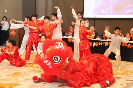 2月9日，在馬斯卡廷，中國人民大學(xué)附屬中學(xué)藝術(shù)團(tuán)學(xué)生表演中國武術(shù)。