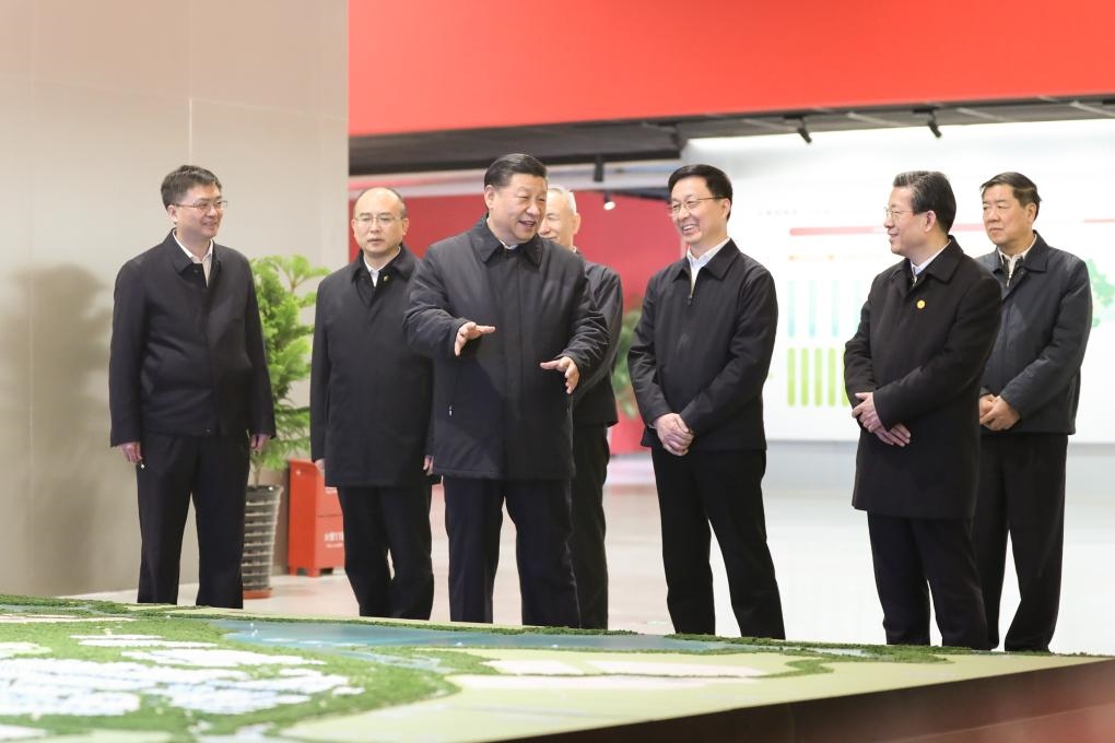 2019年1月16日上午，習(xí)近平總書記在河北雄安新區(qū)規(guī)劃展示中心，仔細(xì)聽取新區(qū)總體規(guī)劃、政策體系及建設(shè)情況介紹。新華社記者 鞠鵬 攝
