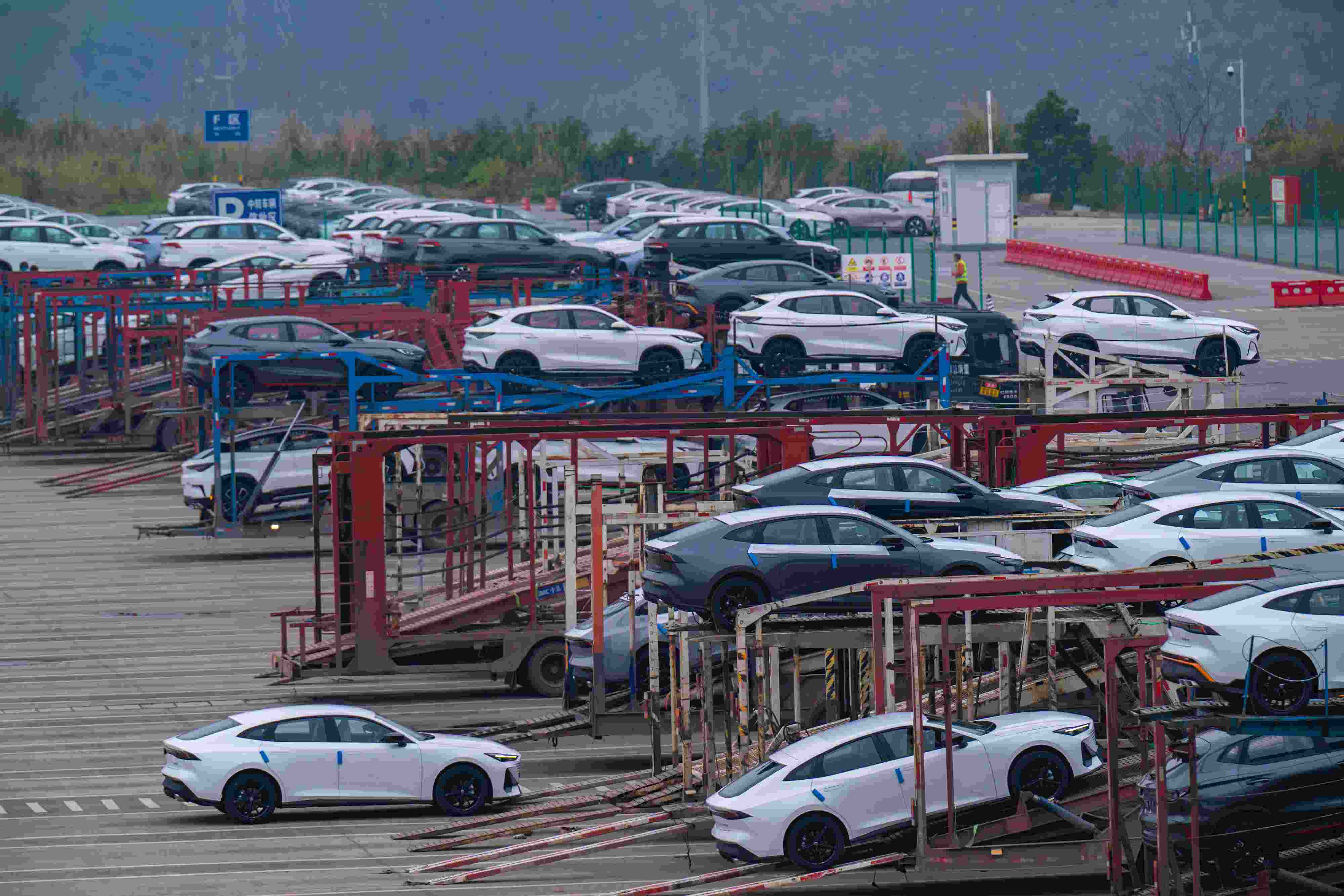 2024年2月25日，重慶江北區(qū)某汽車(chē)整車(chē)分撥中心，一排排汽車(chē)整裝待發(fā)。