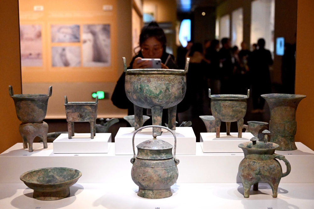 2月26日，參觀者在河南安陽(yáng)殷墟博物館新館內(nèi)拍攝展品。
