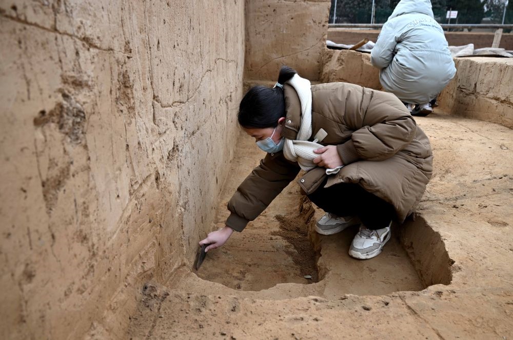 工作人員在殷墟王陵遺址進(jìn)行發(fā)掘作業(yè)（2月24日攝）。