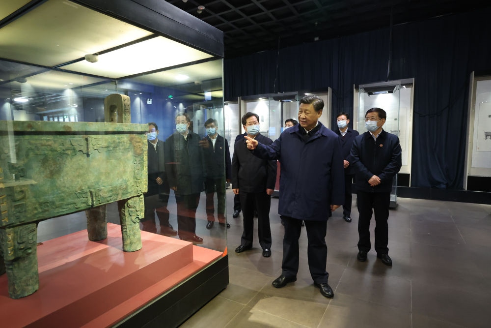 2022年10月28日下午，習(xí)近平在安陽(yáng)市殷墟博物館考察。新華社記者 鞠鵬 攝