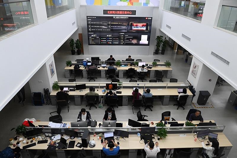 2023年12月12日，中國－東盟信息港股份有限公司員工在工作中。