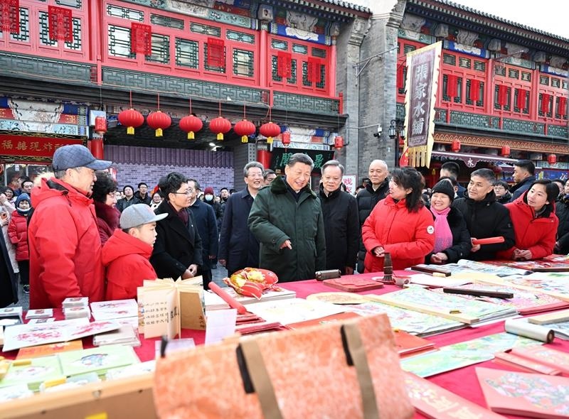 △2024年2月1日，習(xí)近平總書記在天津古文化街考察時，同店鋪員工和現(xiàn)場群眾互動交流。