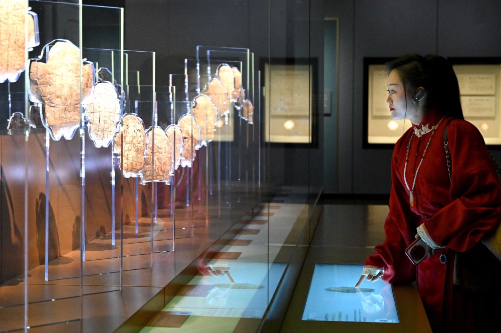 2月26日，參觀者在河南安陽(yáng)殷墟博物館新館內(nèi)觀看展出的刻辭卜甲。