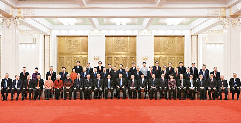 2024年2月7日，習(xí)近平、王滬寧、蔡奇、丁薛祥等在北京人民大會(huì)堂同黨外人士歡聚一堂，共迎佳節(jié)。這是習(xí)近平等同大家合影留念。 新華社記者 謝環(huán)馳/攝