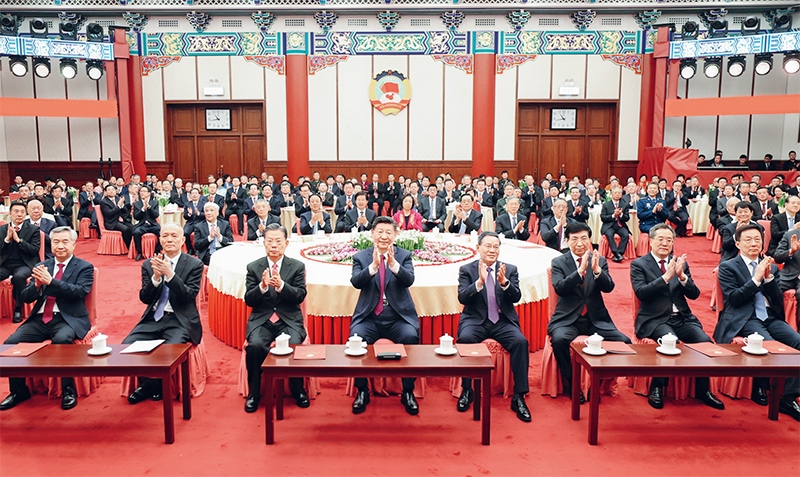 2023年12月29日，全國(guó)政協(xié)在北京舉行新年茶話會(huì)。黨和國(guó)家領(lǐng)導(dǎo)人習(xí)近平、李強(qiáng)、趙樂(lè)際、王滬寧、蔡奇、丁薛祥、李希、韓正出席茶話會(huì)并觀看演出。 新華社記者 鞠鵬/攝