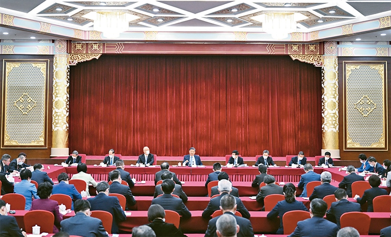 2023年3月6日，中共中央總書(shū)記、國(guó)家主席、中央軍委主席習(xí)近平看望參加全國(guó)政協(xié)十四屆一次會(huì)議的民建、工商聯(lián)界委員，并參加聯(lián)組會(huì)，聽(tīng)取意見(jiàn)和建議。中共中央政治局常委、全國(guó)政協(xié)十四屆一次會(huì)議主席團(tuán)會(huì)議主持人王滬寧，中共中央政治局常委蔡奇、丁薛祥參加看望和討論。 新華社記者 謝環(huán)馳/攝