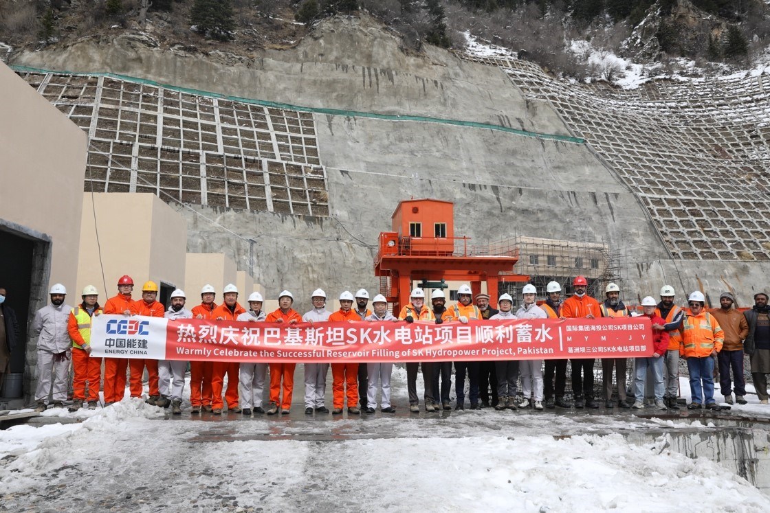 中巴建設(shè)者共同慶祝蘇吉吉納里水電站順利啟動(dòng)蓄水工作。中國(guó)能建葛洲壩集團(tuán)供圖