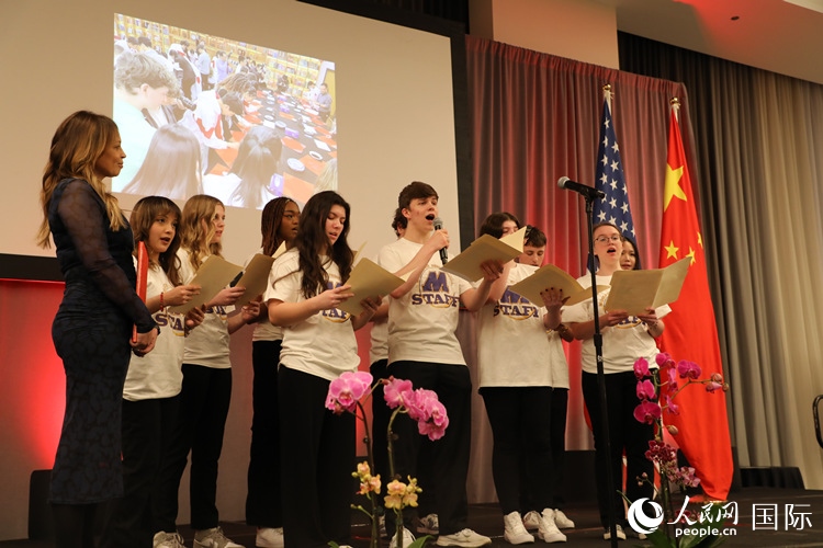 馬斯卡廷中學(xué)的學(xué)生們還深情演唱了表現(xiàn)中美兩國人民友誼的歌曲《情緣留住永恒的記憶》。 人民網(wǎng)記者 李志偉攝